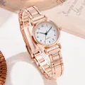 Détail d'une montre à quartz or rose avec cadran blanc et bracelet en métal - Rond Chiffres Arabes / Or Rose Blanc