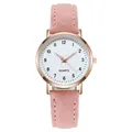 Dettaglio del cinturino in pelle rosa con cuciture fini e cassa dell'orologio oro rosa - Solo Orologio Rosa