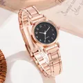 Vue détaillée d'une montre à quartz or rose avec cadran noir et bracelet métallique - Or Rose Cadran Noir