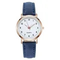 Dettaglio orologio al quarzo oro rosa con quadrante bianco e cinturino blu scuro - Solo Orologio Blu