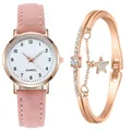 Dettaglio orologio al quarzo rosa con quadrante numerico e set bracciale stella - Rosa + Braccialetto