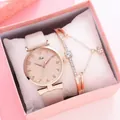 Gros plan sur l'ensemble montre et bracelet étoile en or rose dans un coffret rose - Beige + Bracelet + Boîte