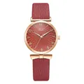 Detail van rode wijzerplaat met zonnestraaltextuur en roségouden kast en leer - Alleen horloge / Rood