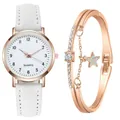 Dettaglio dell'orologio al quarzo oro rosa con cinturino in pelle bianca e bracciale - Bianco + Bracciale