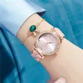 Nahaufnahme der Damen-Roségolduhr mit Strass-Lünette und rosa gestepptem Lederarmband - Uhr und Armband / Rosa