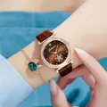 Details der roségoldenen Strassuhr mit Sternsekundenzeiger und passendem Hasenarmband - Uhr und Armband / Braun