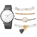 Détails d'une montre à quartz grise avec parure de bracelets en perles marbrées - Bracelet Noir Cadran Blanc + Bracelet