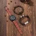 Orologio al quarzo da uomo con cinturino in pelle marrone e bracciali su legno - Marrone + Braccialetto