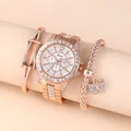 Close-up van roségouden dameshorloge met strassteentjes en bijpassende armbandset - Horloge+Armband / Roségoud