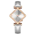 Detailansicht der roségoldenen rautenförmigen Uhr mit Sonnenstrahl-Zifferblatt und Lederband - Nur weiße Uhr