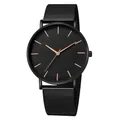 Vue détaillée du bracelet de montre en maille noire avec cadran minimaliste rose doré - Bracelet Noir Cadran Noir Aiguille Or Rose Montre Seule