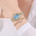 Détail du coffret montre à quartz Saigola avec strass et bracelet papillon au poignet - Bleu + Bracelet