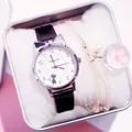 Nahaufnahme der süßen Katzenohr-Uhr mit schwarzem Lederband und Kirschblütenarmband - Uhr Armband Geschenkbox Set / Schwarz