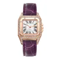 Dettaglio macro di un orologio quadrato in oro rosa con cinturino viola e diamanti - Orologio / Viola
