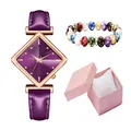 Nahaufnahme der lila Uhr mit Rauten-Zifferblatt und Perlenarmband in rosa Geschenkbox - Lila Uhr Und Armband Und Geschenkbox