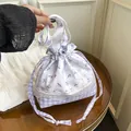 Bolso de mano morado con estampado floral, cuadros vichy y detalles de encaje - Púrpura