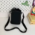 Zwarte nylon crossbodytas met trekkoordsluiting en ritsvak aan de voorzijde - Zwart