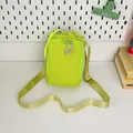 Neon groene lichtgewicht nylon crossbody tas met trekkoord en ritsvak aan voorzijde - Groen