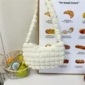 Borsa a spalla bianco sporco plissettata con texture a bolle e tracolla larga - Bianco