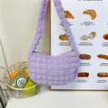 Elegante borsa a spalla in tessuto a bolle viola con trama a pieghe e design hobo chic - Viola