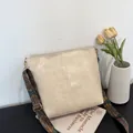Cremefarbene Vintage-Tasche mit retro geometrischem breitem Schultergurt und Metallschnalle - Weiß