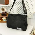 Bolso bandolera de lona negra con correa ajustable y múltiples bolsillos con cremallera - Negro
