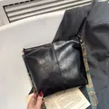Schwarze Vintage-Einkaufstasche aus Kunstleder mit buntem, breitem Schultergurt - Schwarz