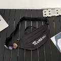 Riñonera de nailon negro con logotipo blanco y chapas decorativas en la correa de hombro - Negro