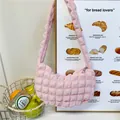 Sac à bandoulière en croissant rose clair à texture popcorn et design plissé moderne - Rose