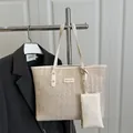 Schicke beige Stroh-Einkaufstasche mit Schultergurt und passendem kleinen Beutel - Weiß