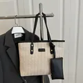 Große beige geflochtene Stroh-Shopper-Tasche mit schwarzen Griffen und kleiner Tasche - Schwarz