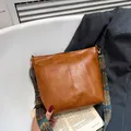 Braune Vintage-Tasche aus strukturiertem Kunstleder mit Ethno-Muster-Schultergurt - Braun