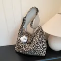 Hobo-tas van canvas met luipaardprint en een schattige witte pluche monsterhanger - Khaki