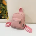 Mini zaino rosa in nylon impermeabile con tasca frontale e etichetta del marchio - Rosa