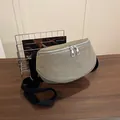Legergroene nylon halvemaanvormige crossbodytas met verstelbare zwarte schouderband - Groen
