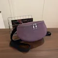 Donkerpaarse nylon halve maan crossbody tas met zilveren ritsen en verstelbare riem - Paars