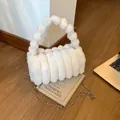 Sac oreiller en fausse fourrure blanche avec poignée à pompons et chaîne argent - Blanc / Taille unique