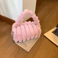Sac oreiller en peluche rose avec texture matelassée et poignée décorative en fourrure - Rose / Taille unique
