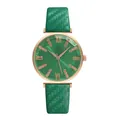 Dettaglio orologio con quadrante verde sfaccettato e cinturino in pelle testurizzata - Orologio Singolo Verde