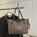 Sac à bandoulière spacieux à carreaux jaune-brun avec des poignées en cuir chic - Petits Carreaux Gris