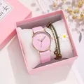 Primer plano del reloj de margaritas rosa con correa de cuero y pulsera en caja de regalo - Rosa (Con Set de Regalo)