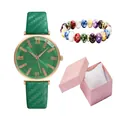 Dettaglio dell'orologio al quarzo verde con numeri romani e bracciale di perline colorate - Verde + Braccialetto + Scatola