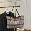 Sac cabas rétro en laine avec poignées en cuir synthétique marron foncé et détails rivets - Grand Plaid Gris