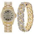 Dettaglio dell'orologio dorato con strass, numeri romani e bracciale a catena abbinato - Orologio Oro E Bracciale Stile 2