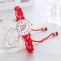 Orologio con cuore rosa e cinturino intrecciato rosso su supporto a corona in vetro - Rosso