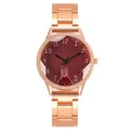 Détail d'une montre en or rose avec cadran rouge foncé et illustration de lapin blanc - Rouge