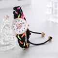 Bunte gewebte Quarz-Armbanduhr mit rosa Herz-Zifferblatt auf Kronen-Displayständer - Schwarz