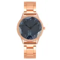 Dettaglio di orologio in oro rosa con lunetta in strass e motivo a coniglio su quadrante - Oro Rosa Quadrante Blu Solo Orologio