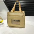 Sac fourre-tout en toile beige avec poche avant et étiquette vintage pour le quotidien - Kaki