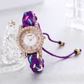 Detail der Amadi-Uhr mit roségoldener Strasslünette und lila geflochtenem Armband - Lila